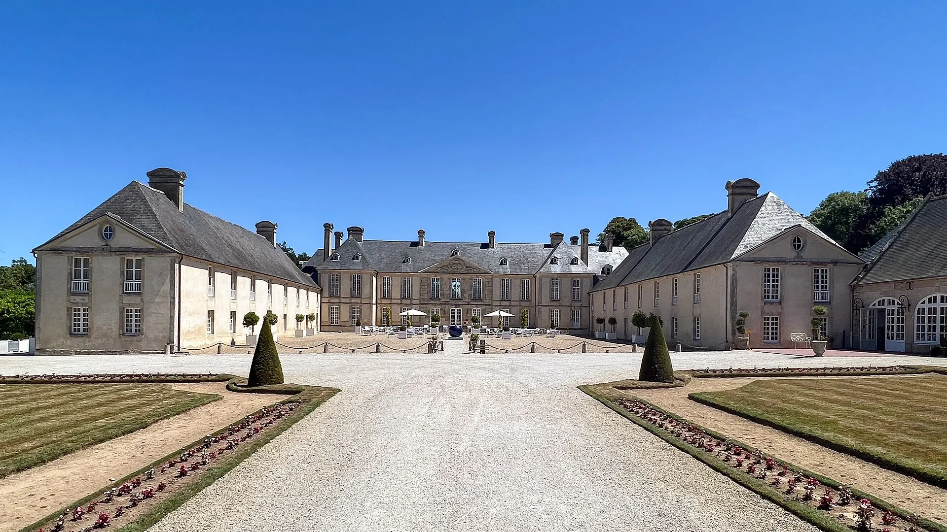 La façade d’entrée du château d’Audrieu