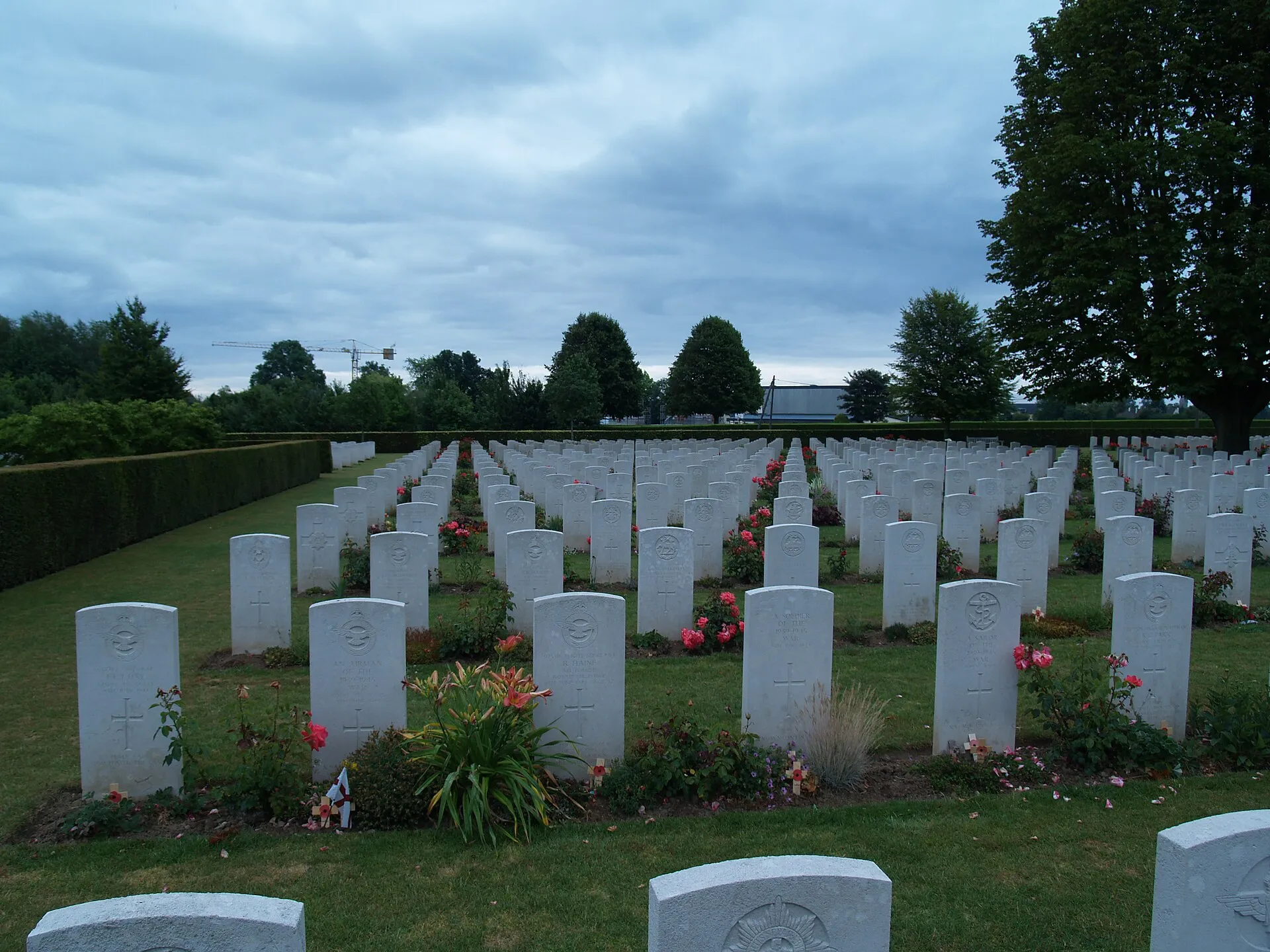 Les alignements de stèles du cimetière militaire britannique de Bayeux