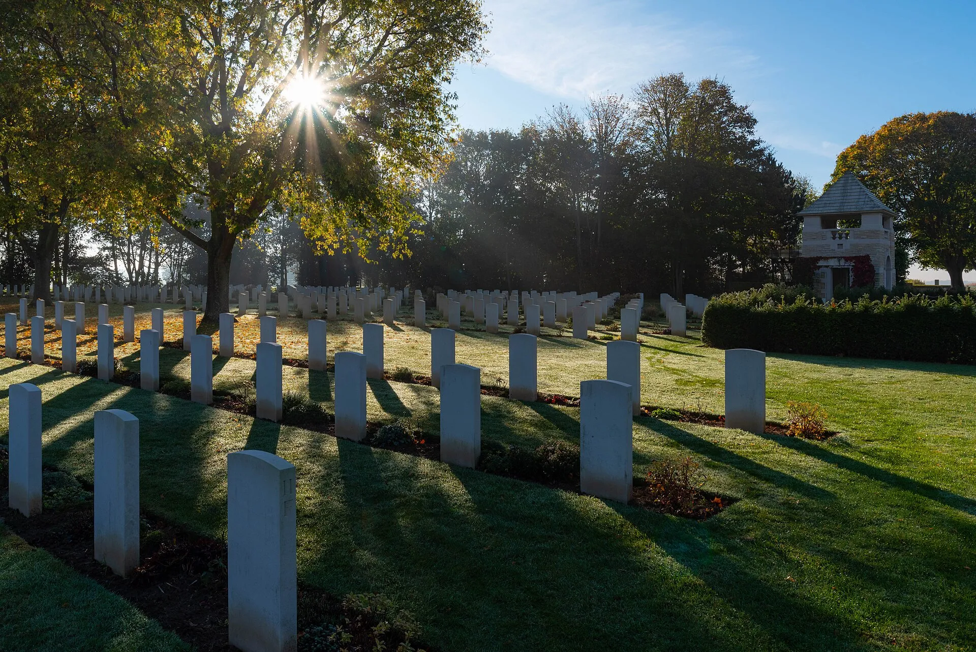 Les stèles du cimetière militaire canadien de Bény-sur-Mer