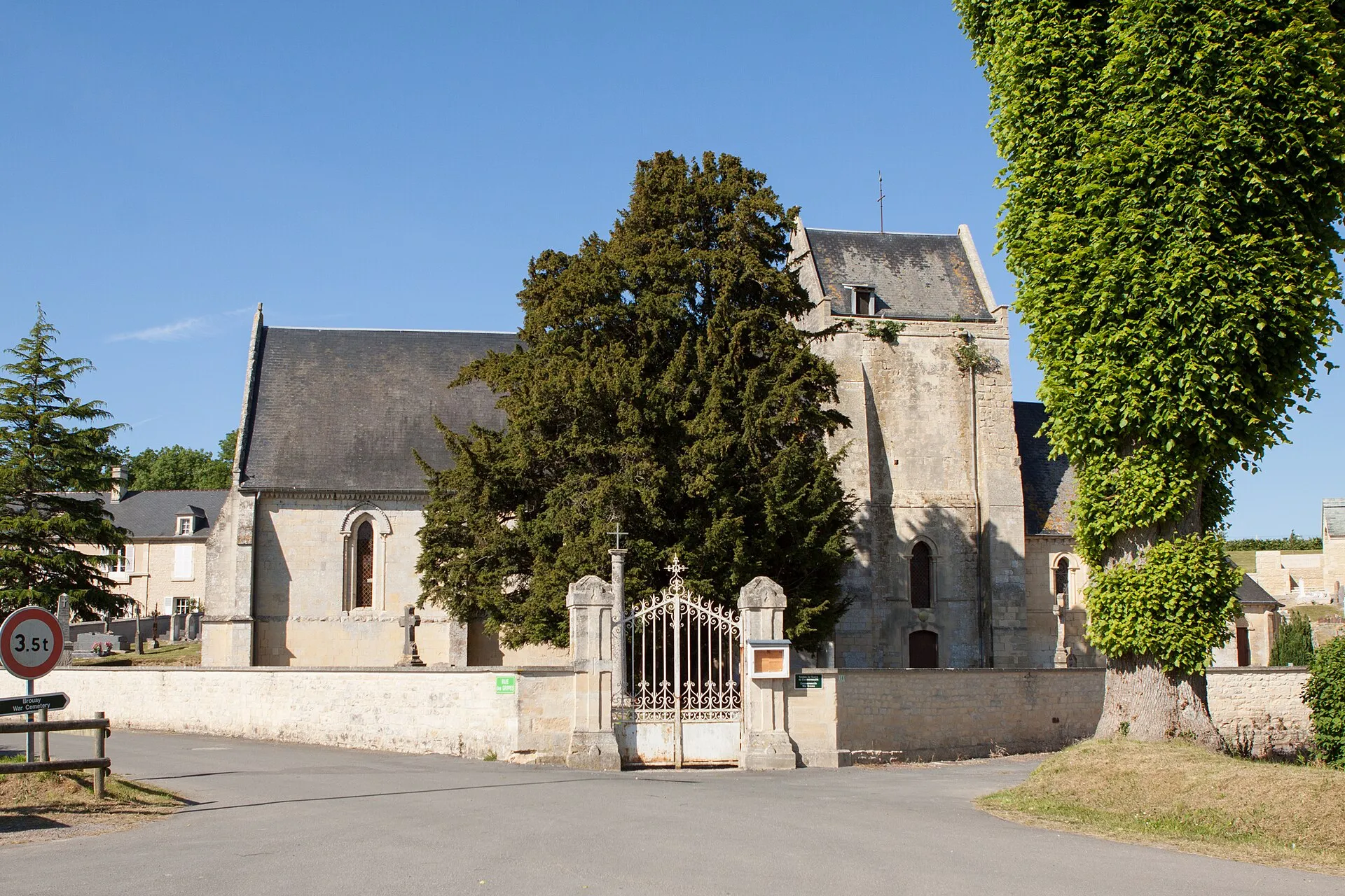 Le cimetière militaire de Brouay, contre l’église du village