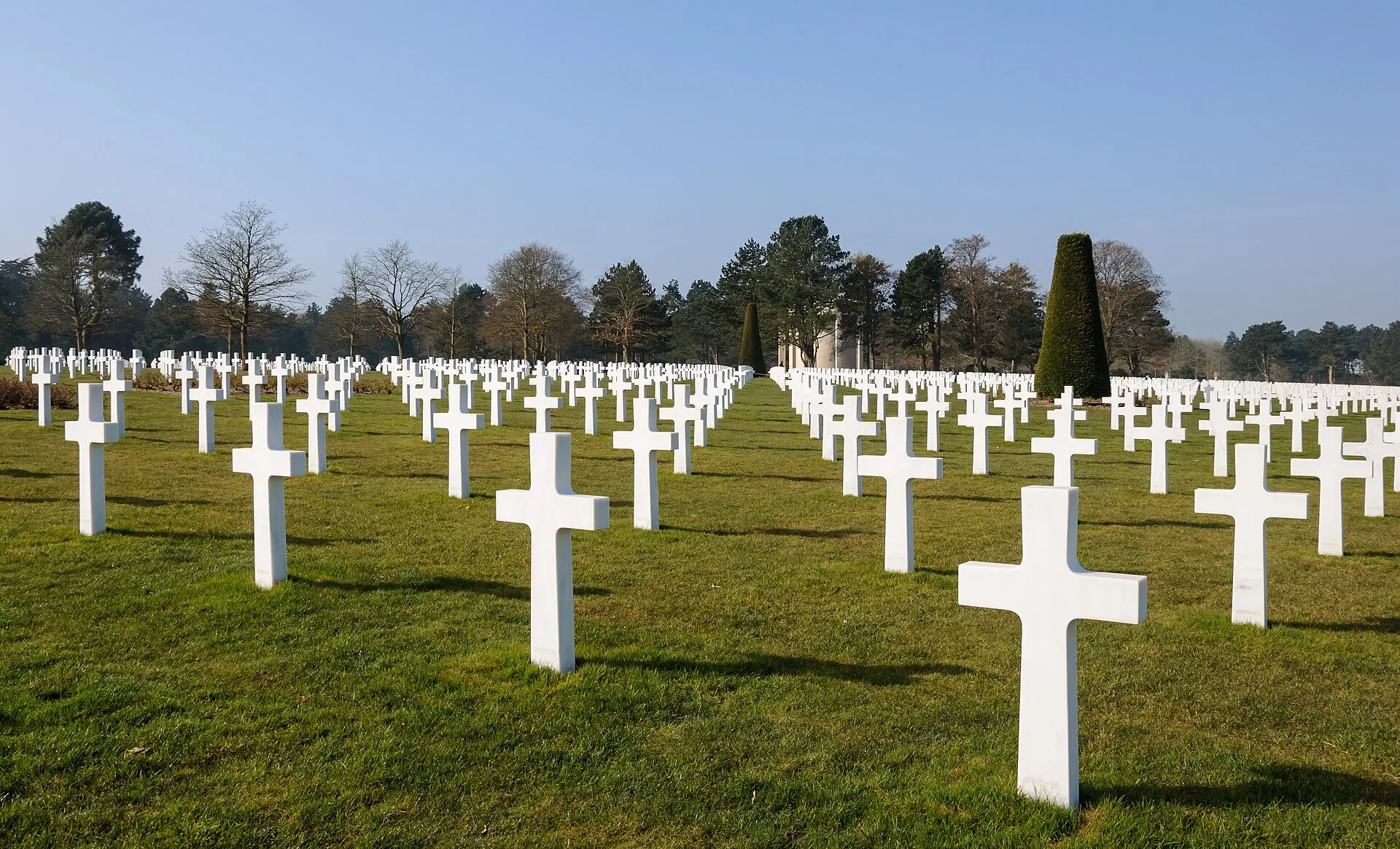 Rangées de croix blanches du cimetière américain de Colleville-sur-Mer
