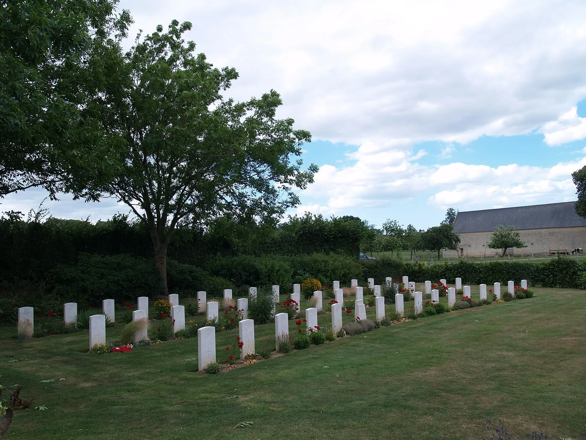 Les quelques stèles du cimetière de Jérusalem, à Chouain