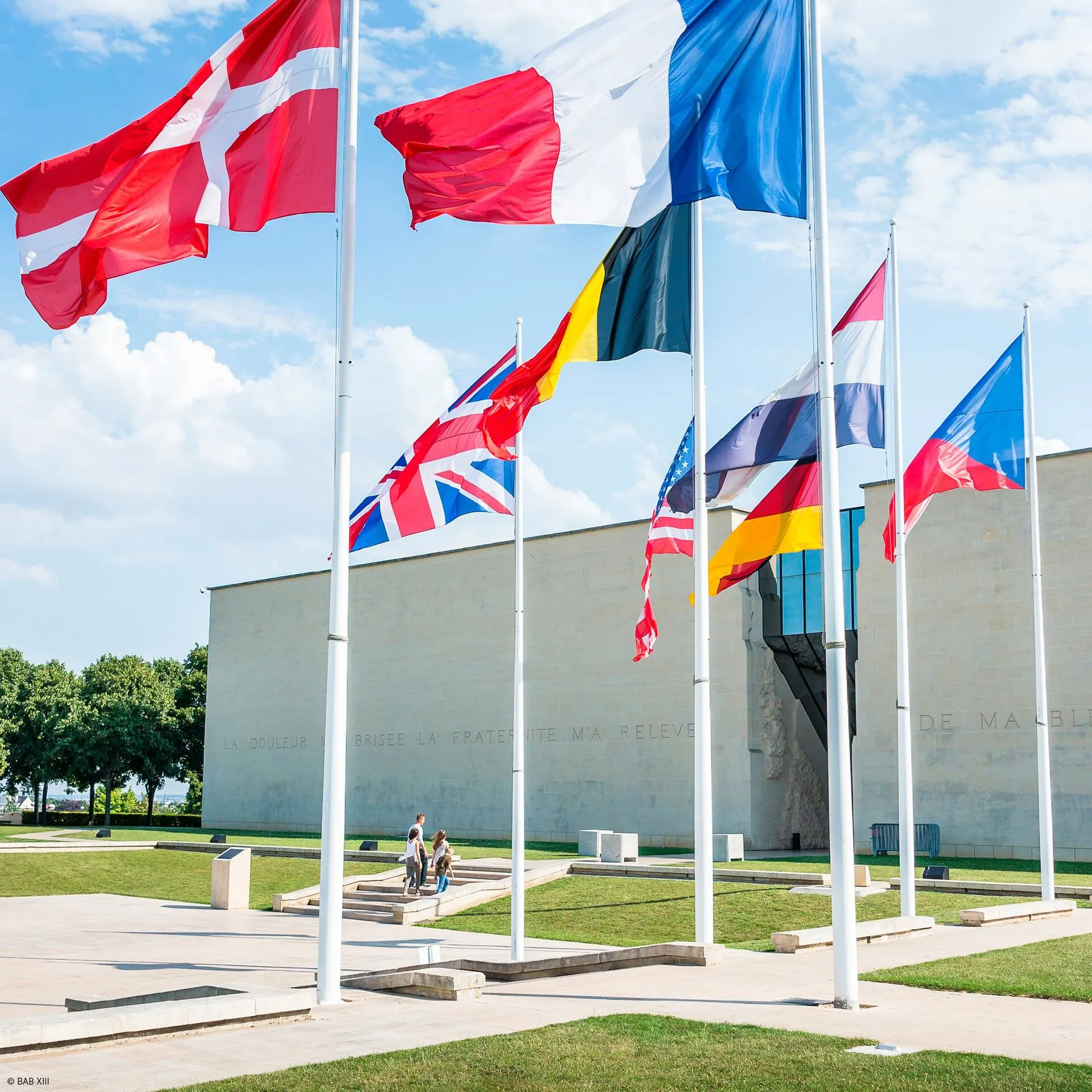 Le parvis du Mémorial de Caen et les drapeaux des nations alliées