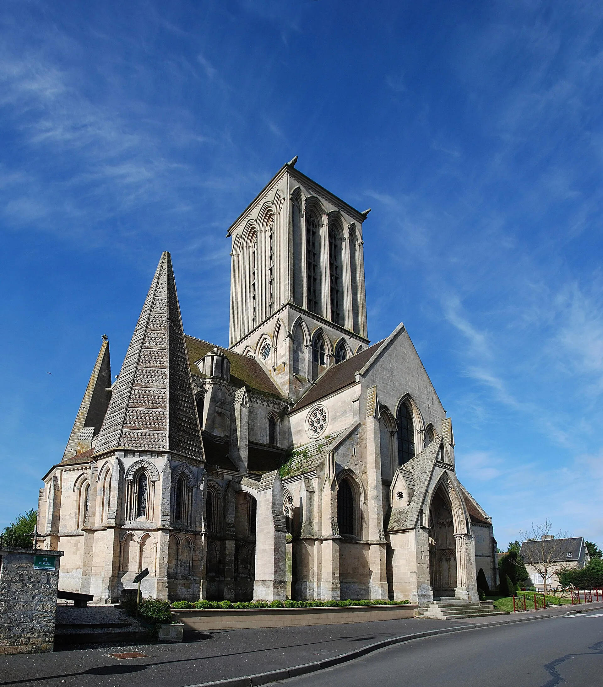 Le chevet gothique de l’église de Norrey-en-Bessin, rebâtie après 1944