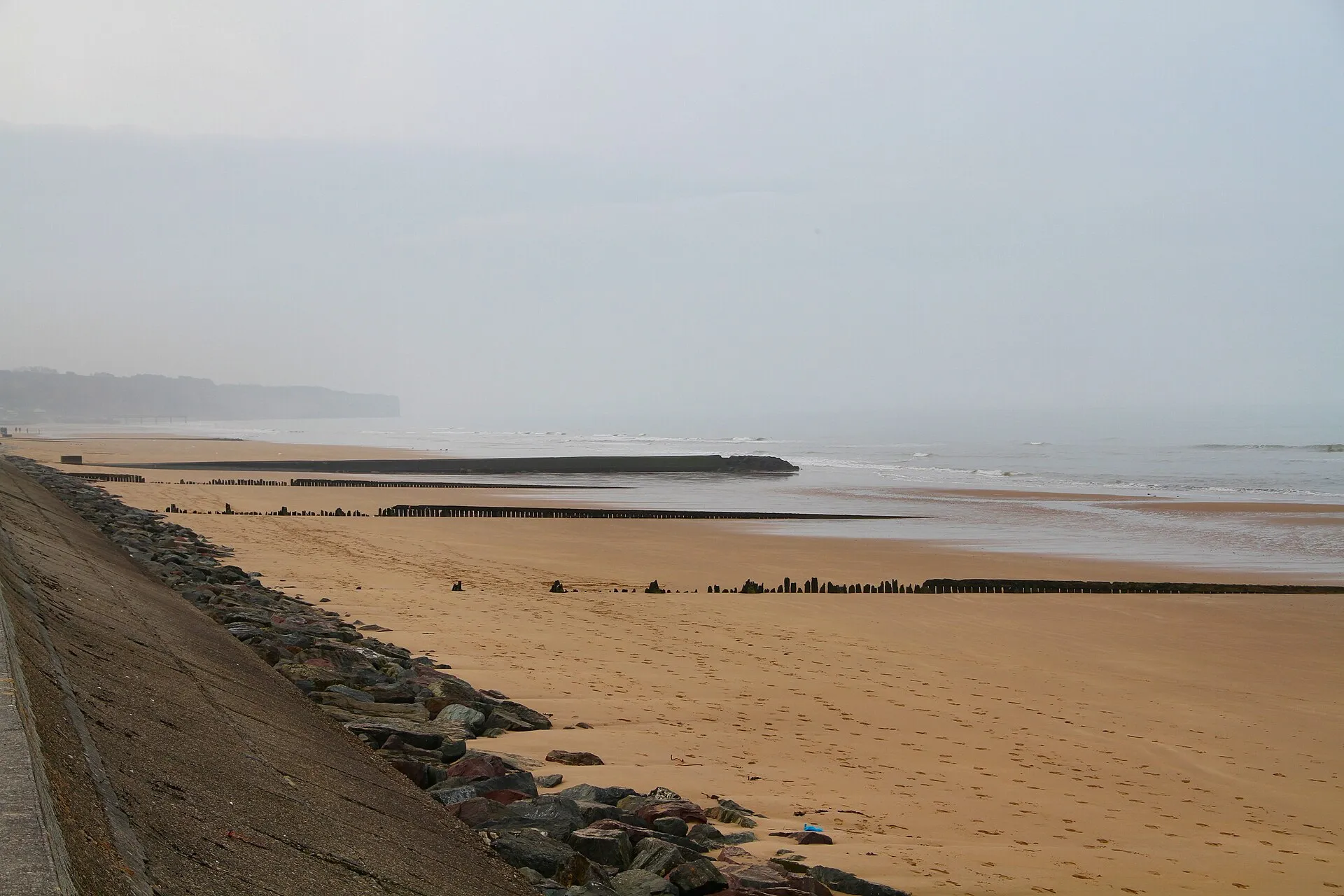 Le sable d’Omaha Beach à marée basse, à Saint-Laurent-sur-Mer