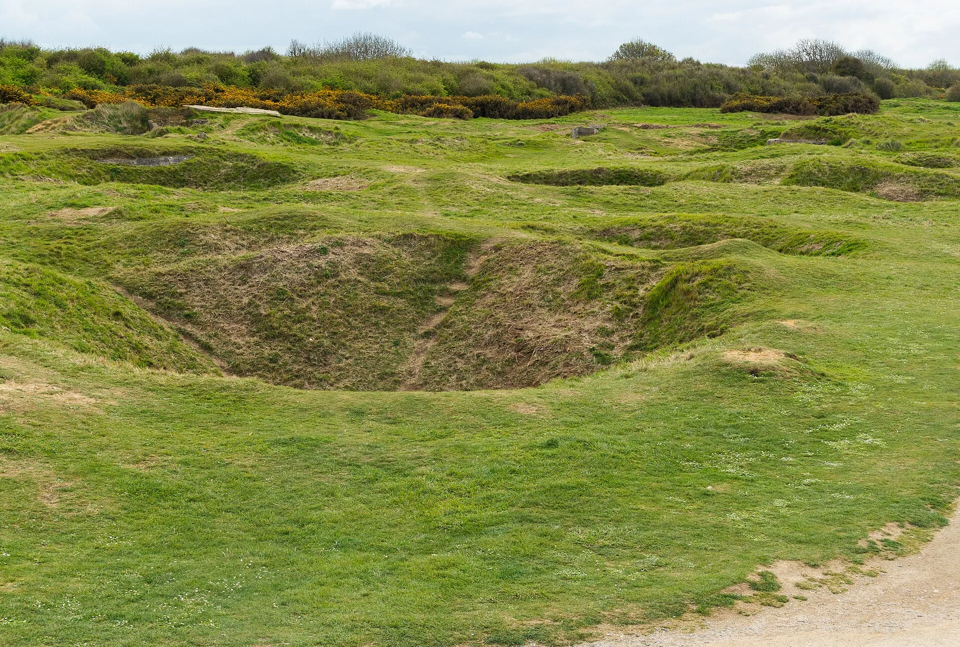 Cratères de bombardement conservés sur le plateau de la Pointe du Hoc
