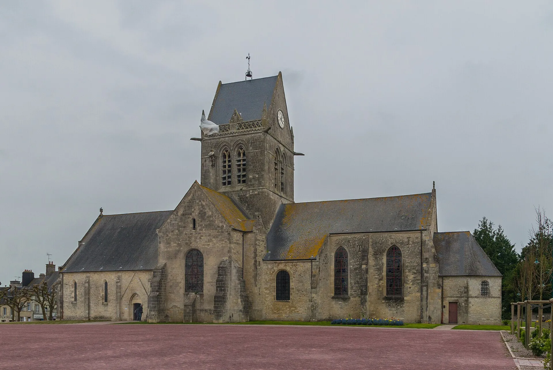 Le clocher de Sainte-Mère-Église et l’effigie du parachutiste John Steele