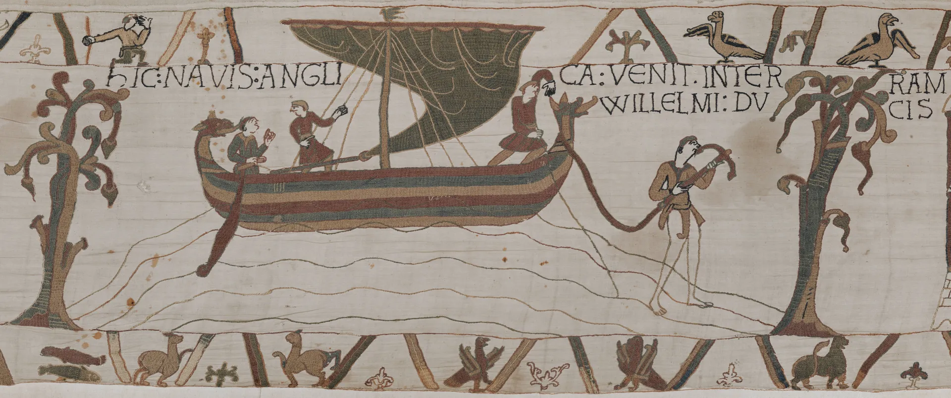 Scène 34 de la Tapisserie de Bayeux : un navire normand traverse la Manche