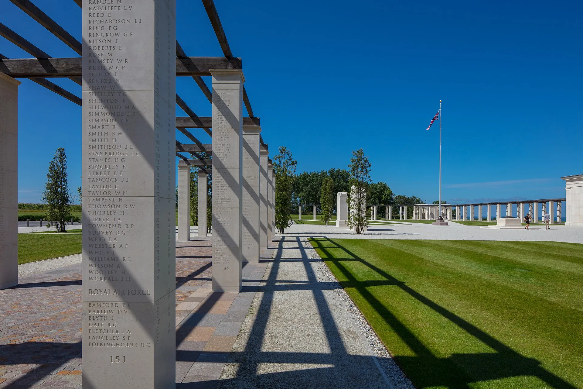 Les colonnes du British Normandy Memorial au-dessus de Gold Beach